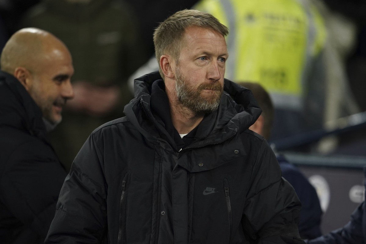 Chelsea&#039;s head coach Graham Potter looks on ahead of the English FA Cup soccer match between Manchester City and Chelsea at the Etihad Stadium in Manchester, England, Sunday, Jan. 8, 2023. (AP Ph ...