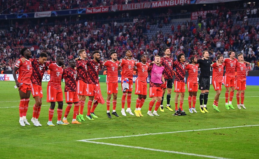 FUSSBALL CHAMPIONS LEAGUE SAISON 2022/2023 Vorrunde Gruppe C 2. Spieltag FC Bayern Muenchen - FC Barcelona, Barca 13.09.2022 TEAMJUBEL FC Bayern Muenchen Alphonso Davies, Jamal Musiala, Dayot Upamecan ...