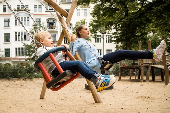 ILLUSTRATION - Die Sicherheit der Kinder auf dem Spielplatz ist f�r alle Eltern wichtig. Foto: Christin Klose/dpa-tmn - ACHTUNG: Nur zur redaktionellen Verwendung im Zusammenhang mit dem genannten Tex ...