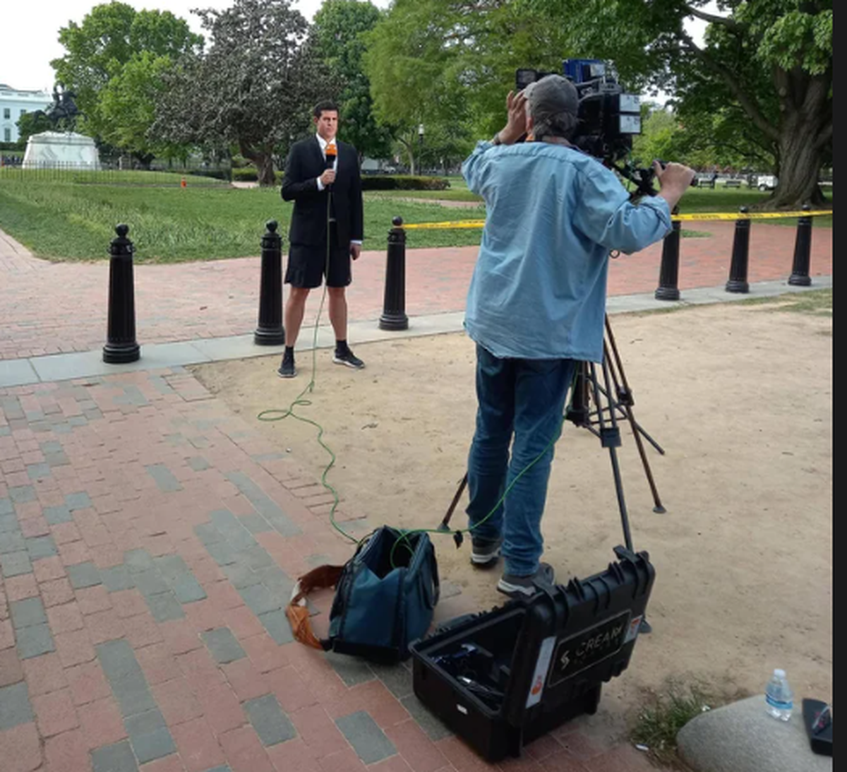 ZDF-Moderator Benjamin Daniel berichtet in kurzer Hose aus Washington.