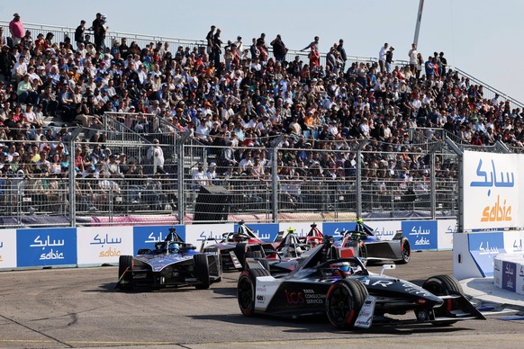 Mitch Evans NZL Jaguar vor Maximilian Günter GER Maserati vor einer vollen Zuschauertribüne, Rennen 1, Formel E FIA Weltmeisterschaft, Berlin E- Prix, 22.04.2023, Tempelhof, Deutschland *** Mitch Evan ...