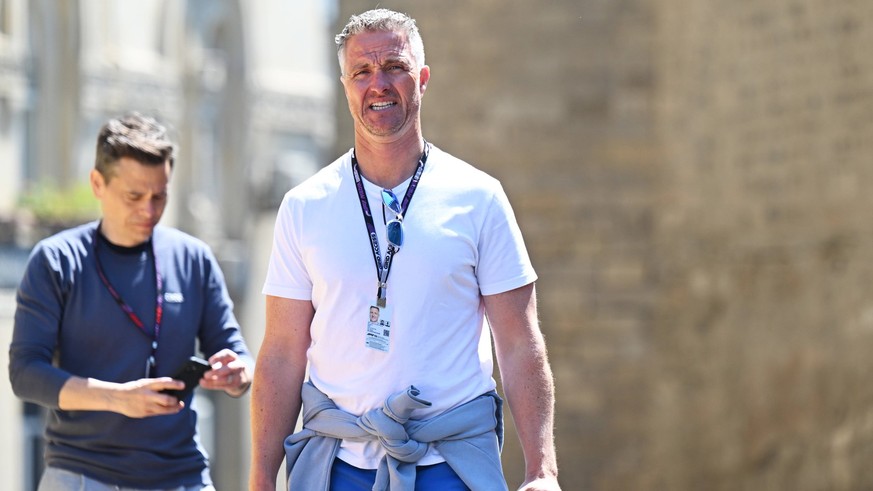 Sport Bilder des Tages Formula 1 2023: Azerbaijan GP BAKU CITY CIRCUIT, AZERBAIJAN - APRIL 27: Ralf Schumacher, walks the track during the Azerbaijan GP at Baku City Circuit on Thursday April 27, 2023 ...