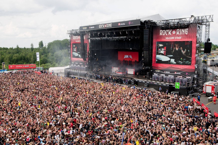 Nuerburg Centerstage mit Sum41 auf der Buehne und Publikum Rock am Ring 2017 Tag 2 Copyright: xReinelt/Eibner-Pressefotox EPDRT