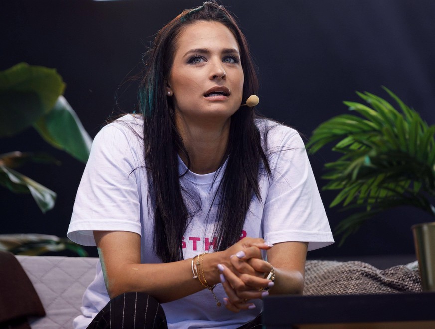 Amira Pocher mit dem Programm Die Pochers hier live im Kulturgarten in der Bonner Rheinaue. Das Bonn Live Kulturgarten Open Air Festival 2020 ist Europas erstes Open Air Festival unter Corona-Auflagen ...