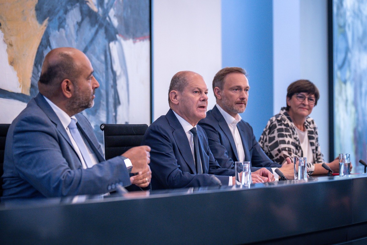 04.09.2022, Berlin: Bundeskanzler Olaf Scholz (SPD, 2.v.l.), nimmt neben Omid Nouripour (l), Bundesvorsitzender von Bündnis 90/Die Grünen, Saskia Esken (r), Bundesvorsitzende der SPD, sowie Christian ...