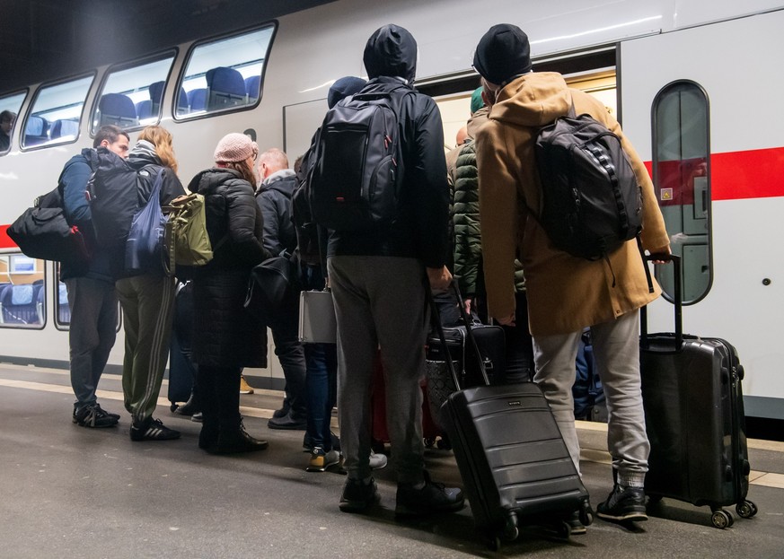 17.11.2023, Bremen: Reisende steigen in einen Zug. Nach dem Ende des bundesweiten Warnstreiks der Gewerkschaft Deutscher Lokomotivf