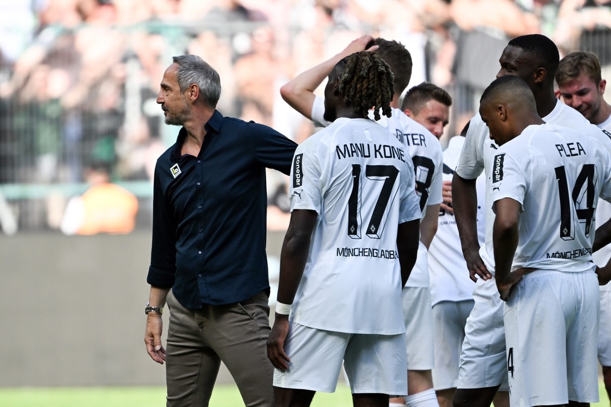 Adi Hütter beim letzten Saisonspiel im Kreise seiner Spieler.