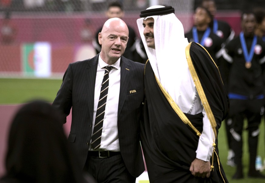 TAMIN BIN HAMAD AL THANI Emir von Katar mit FIFA Praesident INFANTINO Gianni FINALE im AL BAYT Stadion Spiel Finale Sieger Team Algerien bei der Siegerehrung FIFA Arab Cup 2021 in Qatar Eroeffnungssta ...