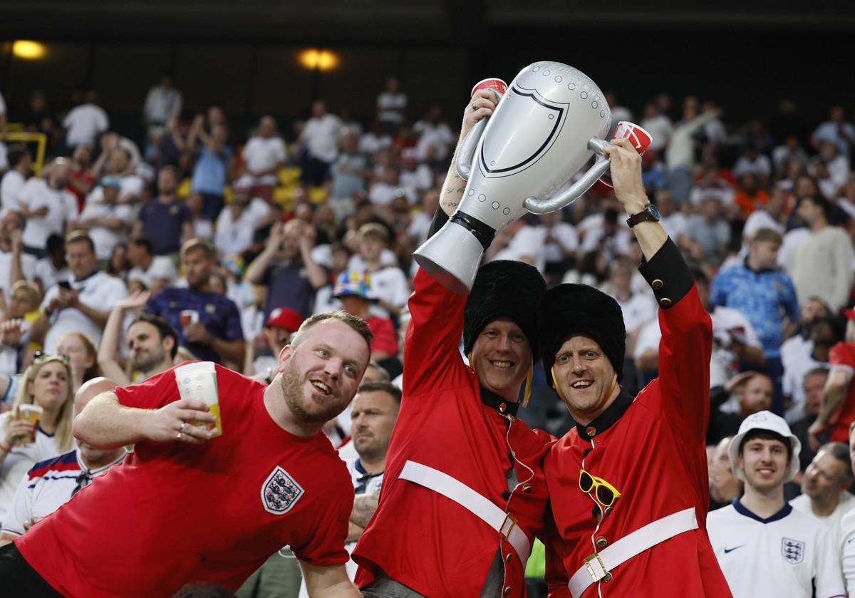 Sport Bilder des Tages Netherlands v England: Semi-Final - UEFA EURO, EM, Europameisterschaft,Fussball 2024 England Fans before the UEFA EURO 2024 semi-final match between Netherlands and England at F ...