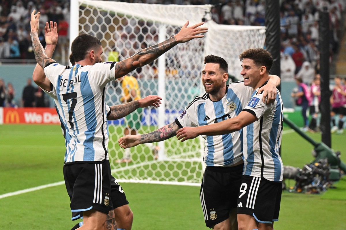 03.12.2022, Katar, Al-Rajjan: Fu�ball, WM 2022 in Katar, Argentinien - Australien, Achtelfinale, im Ahmad bin Ali Stadion, Argentiniens Julian Alvarez (r) jubelt mit Lionel Messi (2vr) und Rodrigo De  ...
