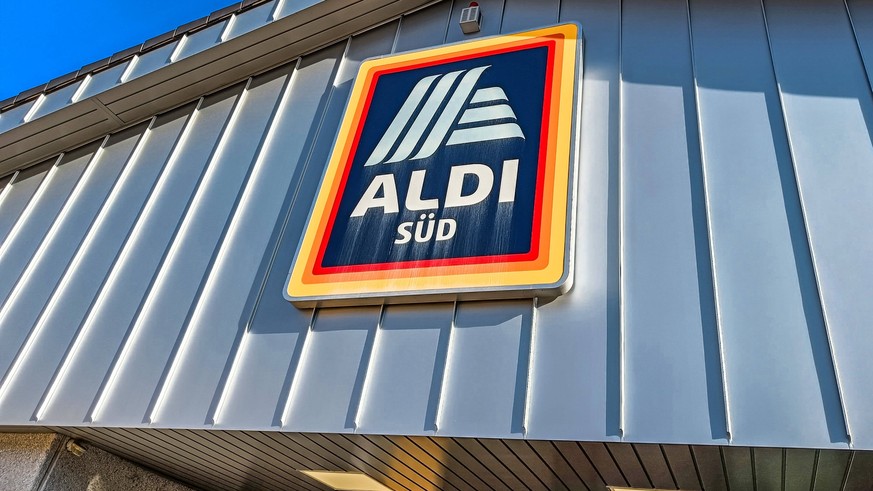 Düsseldorf 25.10.2022 Aldi Süd Lebensmittel Discounter Supermarkt Logo Düsseldorf Nordrhein-Westfalen Deutschland *** Dusseldorf 25 10 2022 Aldi Süd food discount supermarket logo Dusseldorf North Rhi ...