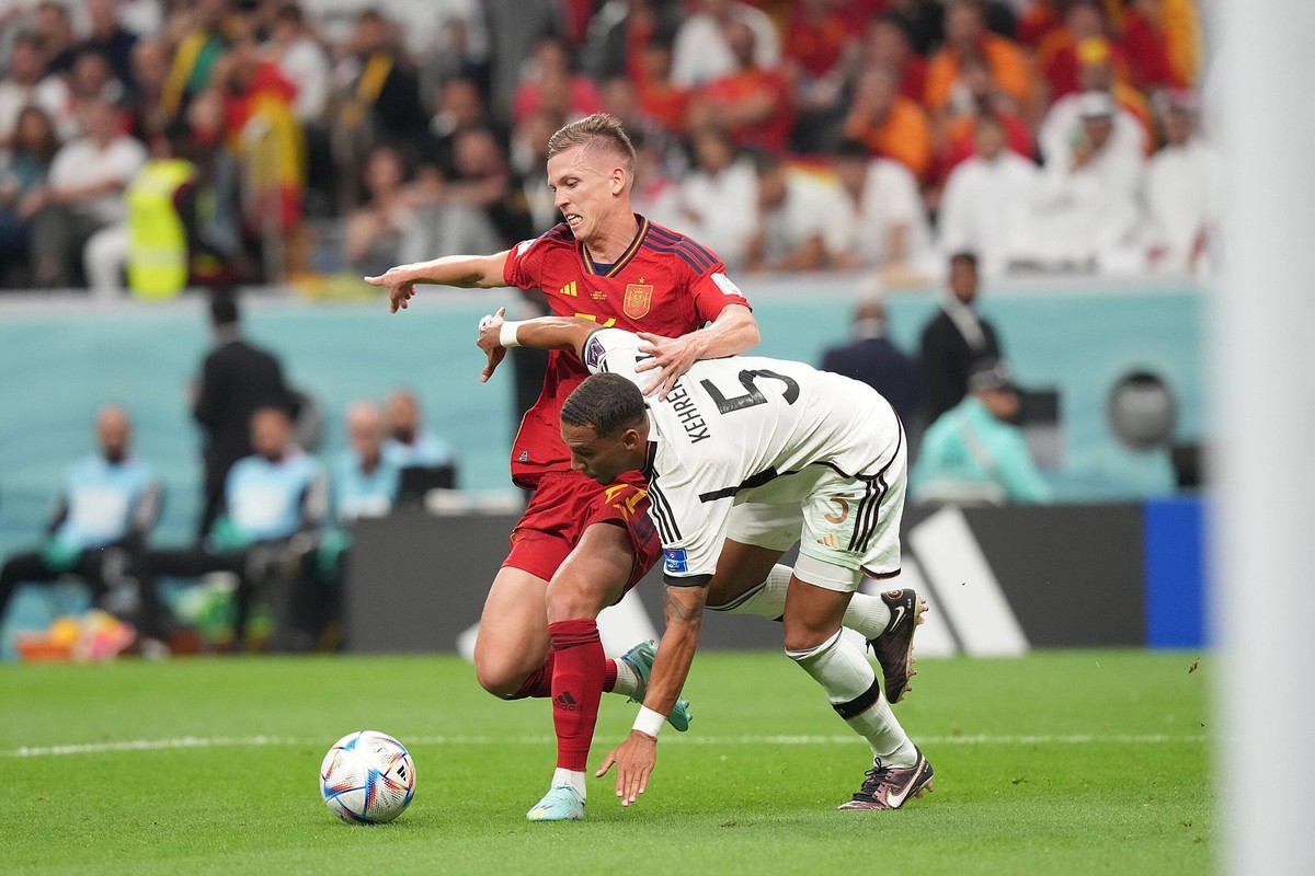 27.11.2022, Ahmad bin Ali Stadium, Doha, QAT, WM FIFA 2022, Group E, Spanien vs Deutschland, im Bild Spains forward Dani Olmo , Germany s defender Thilo Kehrer Doha Ahmad bin Ali Stadium Qatar *** 27  ...