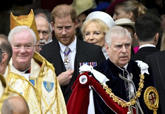 06.05.2023, Großbritannien, London: Prinz Harry, Herzog von Sussex, und sein Onkel Prinz Andrew, Duke of York, verlassen Westminster Abbey nach der Krönungszeremonie des britischen Königs Charles und  ...