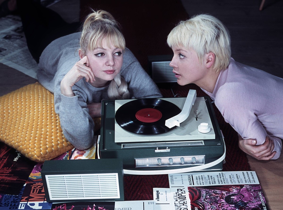 31.10.1984, Berlin, DDR - Werbeaufnahme fuer den Kofferplattenspieler Ziphona P 1229 des VEB RFT Phonotechnik Zittau. (15-20 Jahre, 80er Jahre, Achtziger Jahre, Alltag, Berlin, DDR, deutsch, Deutsche  ...