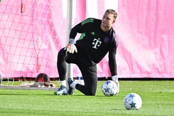 ARCHIV - 23.10.2023, Bayern, München: Torwart Daniel Peretz in Aktion während einer Trainingseinheit des FC Bayern München. Er reist zu Israels Nationalmannschaft. (zu dpa: «Reise zum Nationalteam: FC ...