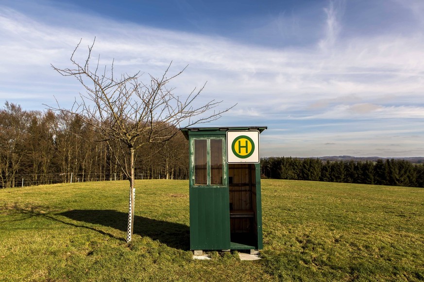 Einsame Bushaltestelle auf einem Feld in der N