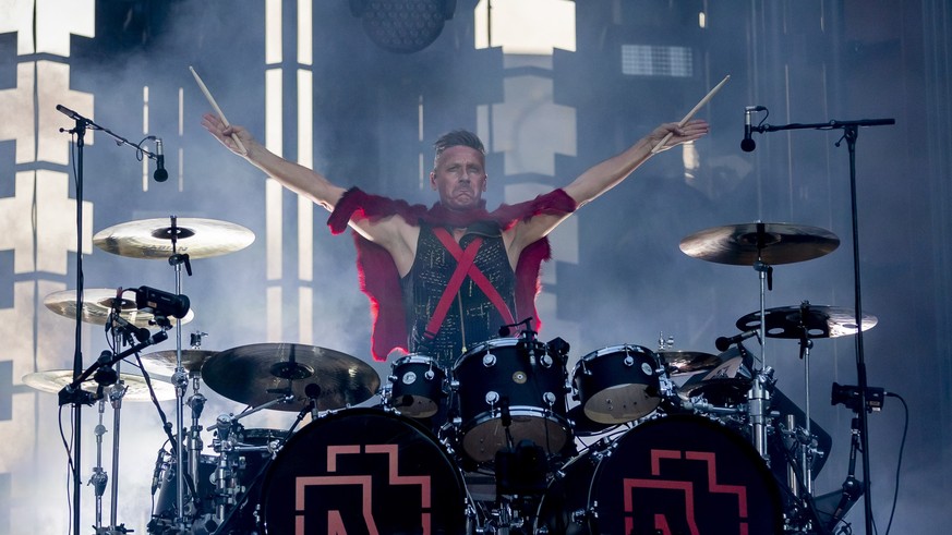 ARCHIV - 22.06.2019, Berlin: Christoph «Doom» Schneider, Schlagzeuger von Rammstein, tritt beim Konzert der Band im Rahmen der «Europe Stadion Tour 2019» im Olympiastadion auf. (zu dpa &quot;Rammstein ...