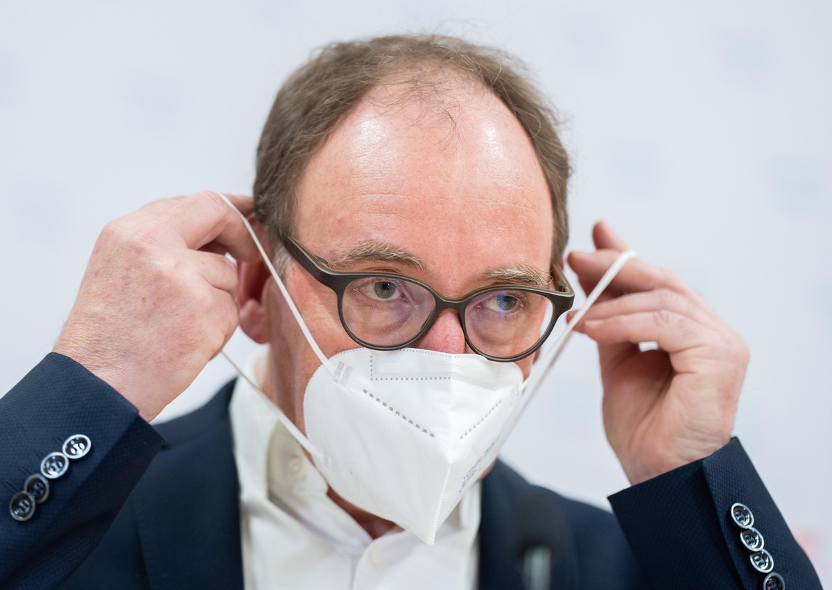 ABD0112_20220318 - WIEN - ÖSTERREICH: Gesundheitsminister Johannes Rauch (Grüne) am Freitag, 18. März 2022, während einer Pressekonferenz über das weitere Vorgehen der Regierung in Sachen Corona. - FO ...