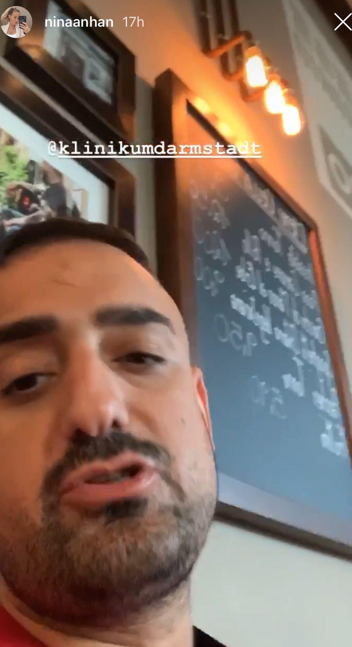 Haftbefehl: Während die beiden im Restaurant sind, bedankte sich der Rapper beim Klinikum, das ihn behandelt hat.