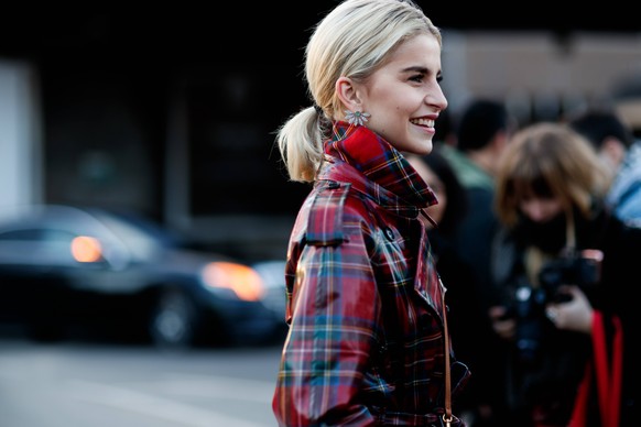 Blogger Caroline Daur posing outside the Burberry runway show during London Fashion Week - Feb 17, 2018 - LFW: Fall 2018 Street Style Day 2, London England PUBLICATIONxINxGERxSUIxAUTxONLY Copyright: x ...