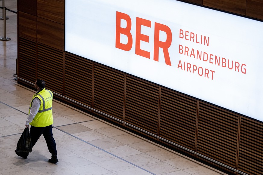 ARCHIV - 13.03.2023, Brandenburg, Schönefeld: Die Halle am Terminal 1 bleibt bei Warnstreiks von Verdi am BER-Flughafen fast leer. Die Gewerkschaft Verdi hat für Montag zu einem Warnstreik am Flughafe ...