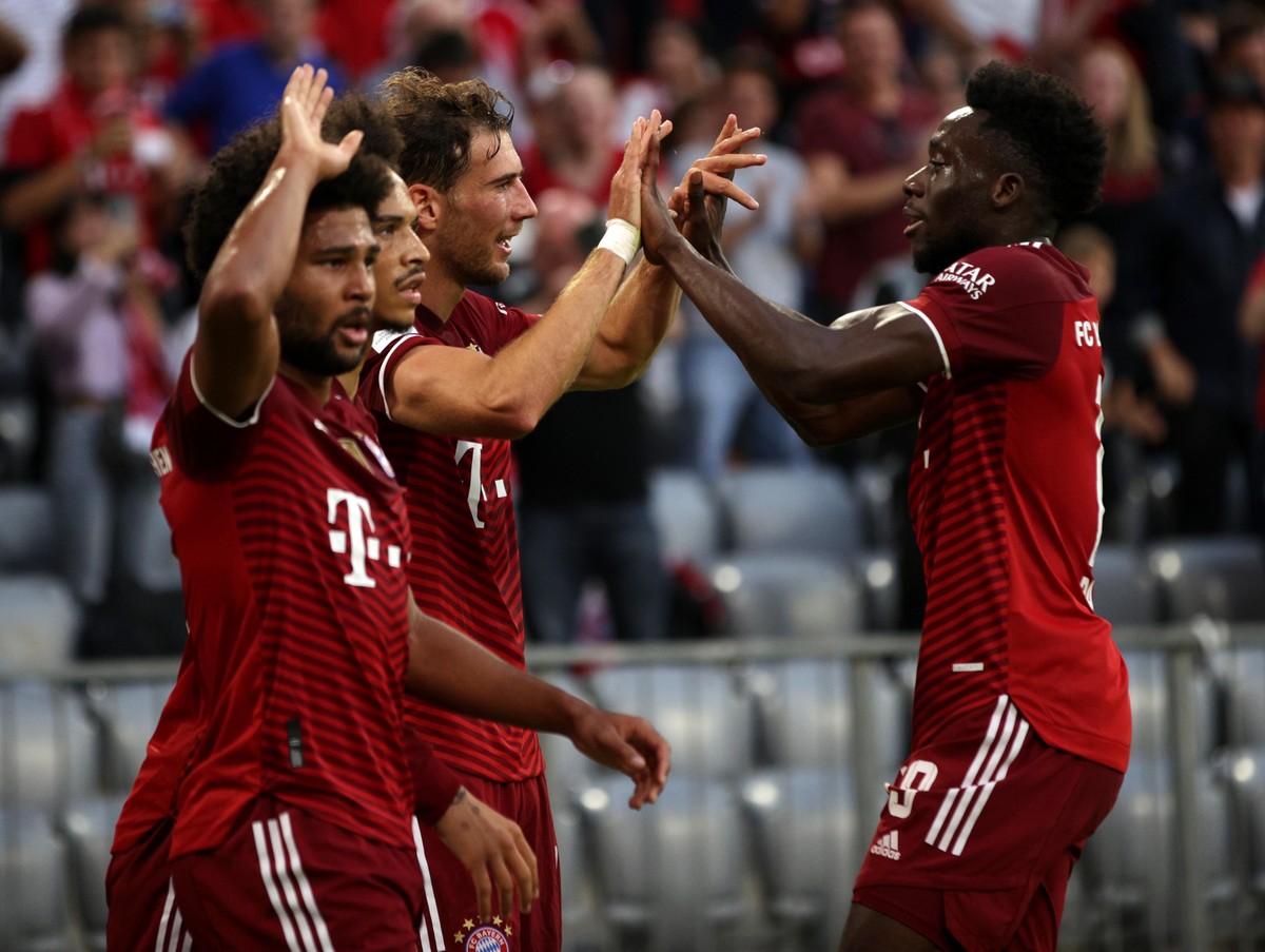 MUNICH, GERMANY - OCTOBER 03: Leon Goretzka of FC Bayern Muenchen celebrates with teammate Alphonso Davies after scoring their side's first goal during the Bundesliga match between FC Bayern Münc ...