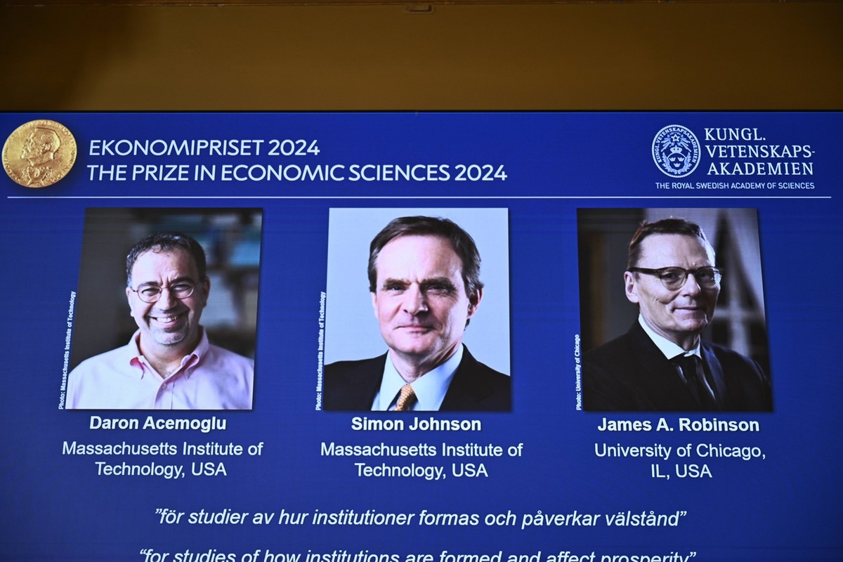 STOCKHOLM, SWEDEN 20241014 Academy of Sciences permanent secretary Hans Ellegren C, Jakob Svensson L and Jan Teorell, of the Nobel assembly at the Swedish Riksbank announces the Swedish Riksbank s pri ...