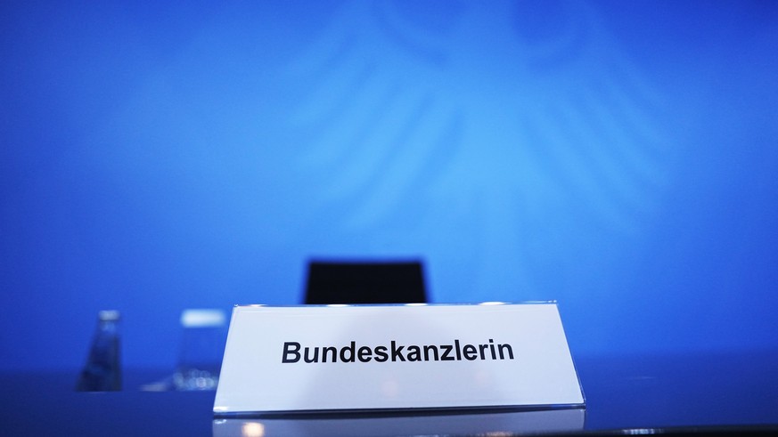 22.03.2021, Berlin: Ein Schild steht am Platz von Bundeskanzlerin Merkel (CDU) vor dem Beginn einer Pressekonferenz im Kanzleramt. Vor dem Hintergrund steigender Infektionszahlen sprechen die Minister ...