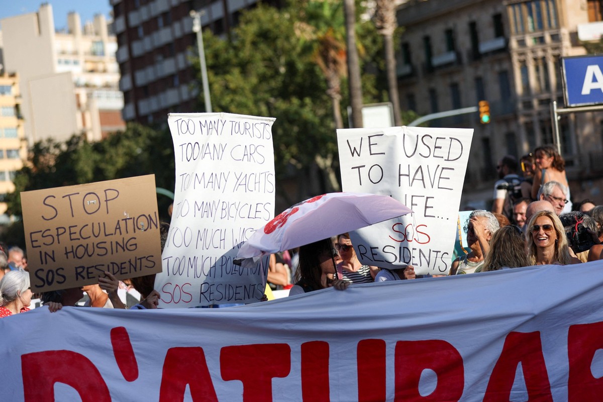 Thousands Protest Against Mass Tourism - Mallorca Dozens of people during an anti-tourism demonstration in the Parc de ses Estacions, on July 21, 2024, in Mallorca, Palma de Mallorca, Balearic Islands ...
