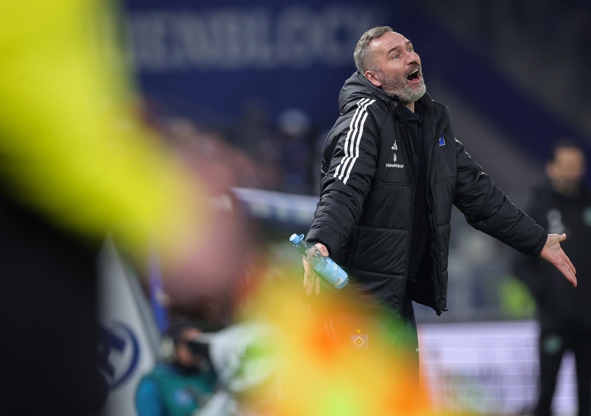 09.02.2024, Hamburg: Fußball: 2. Bundesliga, Hamburger SV - Hannover 96, 21. Spieltag, Volksparkstadion. Hamburgs Trainer Tim Walter reagiert an der Seitenlinie. Foto: Christian Charisius/dpa - WICHTI ...