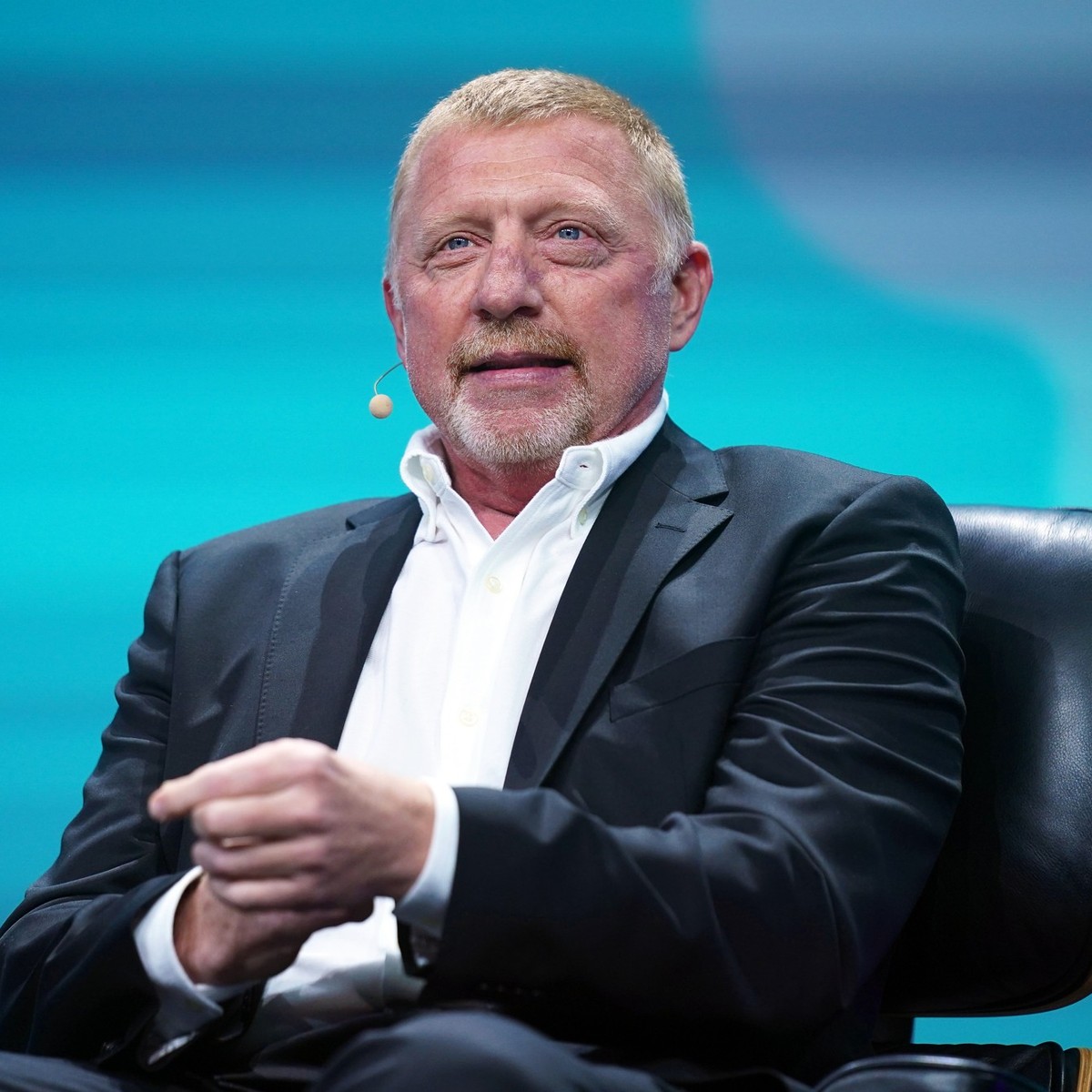 ARCHIV - 10.05.2023, Hamburg: Boris Becker, ehemaliger Tennis-Spieler, sitzt auf der Bühne der Digital-Messe OMR in den Messehallen. Der sechsmalige Grand-Slam-Turniersieger Boris Becker ist trotz des ...