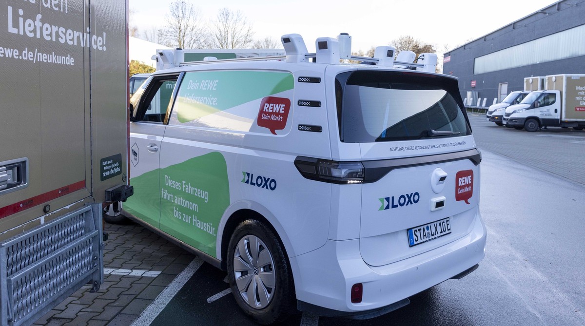 RECORD DATE NOT STATED Der Supermarkt REWE, ** NUR FÜR REDAKTIONELLE ZWECKE ** EDITORIAL USE ONLY **Der Supermarkt REWE, Hansastraße in Bochum Wattenscheid präsentiert am 17. November 2025 ein autonom ...