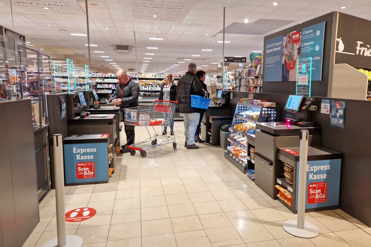 Selters Themenfoto: Nahrung, Konsum, Versorgung, Supermarkt, 17.01.2023 SB Kasse, Expresskasse in einem Supermarkt, Themenfoto: Nahrung, Konsum, Versorgung, Supermarkt, 17.01.2023 *** Selters theme ph ...