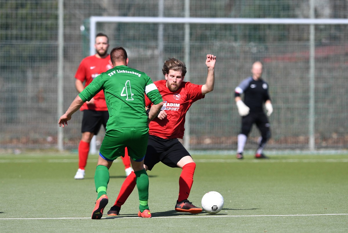 Fussball, Herren, Kreisliga B Berlin (2. Abteilung), Saison 2017/2018 (21. Spieltag), B.F.C. Germania 88 - TSV Lichtenberg II (5:2), Germania 88 feiert am 15. April seinen 130. Geburtstag, v. l. Bert  ...