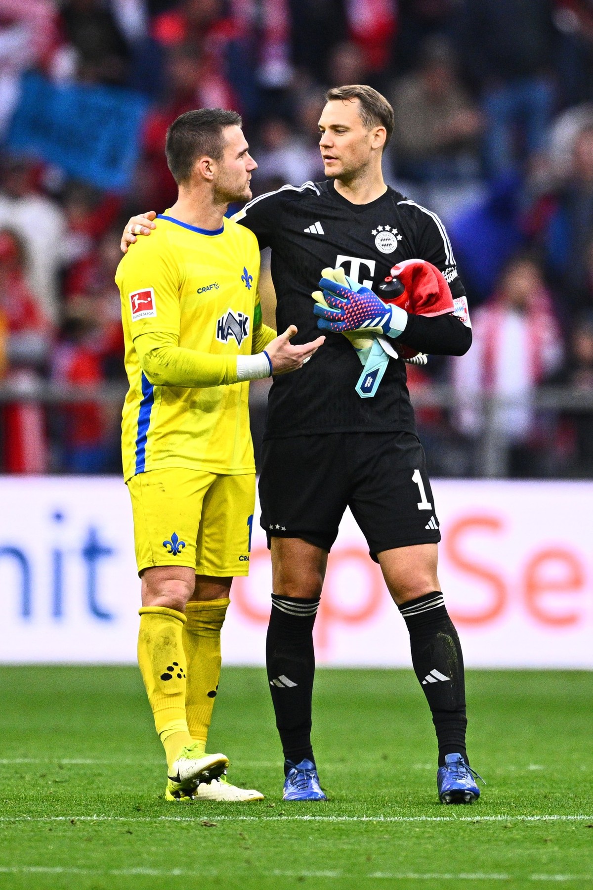 28.10.2023, Bayern, München: Fußball: Bundesliga, FC Bayern München - SV Darmstadt 98, 9. Spieltag, Allianz Arena: Marcel Schuhen von Darmstadt 98 spricht mit Torwart Manuel Neuer (r) von Bayern Münch ...