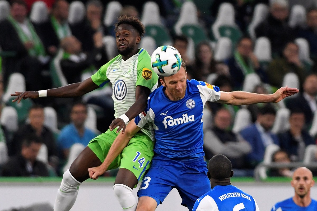 Soccer Football - Bundesliga Promotion/Relegation Playoff First leg - VfL Wolfsburg v Holstein Kiel - Volkswagen Arena, Wolfsburg, Germany - May 17, 2018 Wolfsburg&#039;s Divock Origi in action with H ...