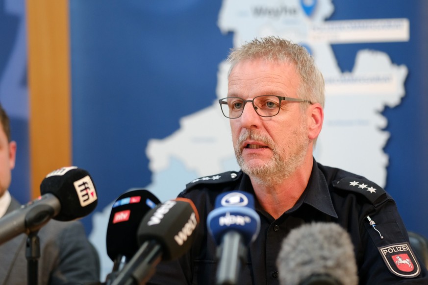 14.09.2023, Niedersachsen, Twistringen: Thomas Gissing, der Pressesprecher der Polizeiinspektion Diepholz, spricht auf einer Pressekonferenz im Rathaus in Twistringen. Nach dem Tod einer 17 Jahre alte ...