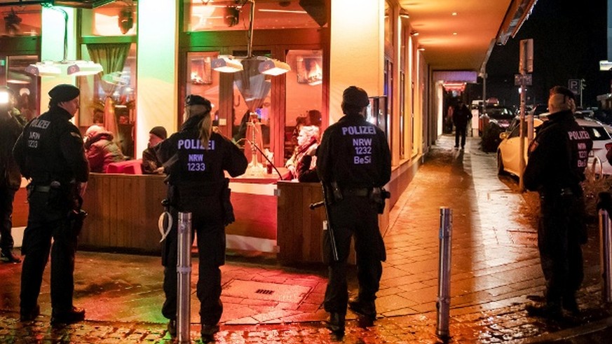Polizisten bei einer Razzia in Bochum: Shisha-Bars dienen laut Ermittlern häufig als Treffpunkte Krimineller – und sind auch für Betrugsdelikte relevant.