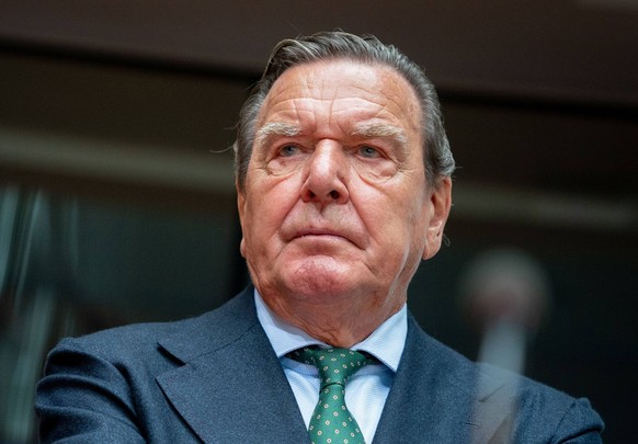 ARCHIV - 01.07.2020, Berlin: Gerhard Schröder, ehemaliger Bundeskanzler, wartet auf den Beginn der Anhörung im Wirtschaftsausschuss des Bundestags zum Pipeline-Projekt Nord Stream 2 im Sitzungssaal. ( ...