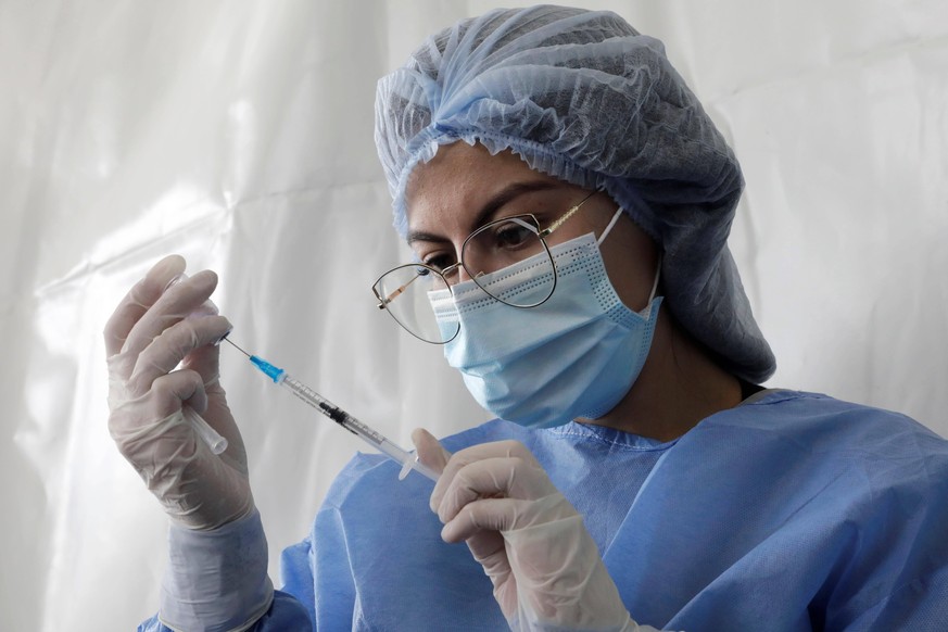 Bogota Colombia, 04/06/2021.- Health personnel work during a vaccination day against covid-19 in the Mallplaza, one of the shopping centers enabled as a mass vaccination point, in Bogota, Colombia, 04 ...