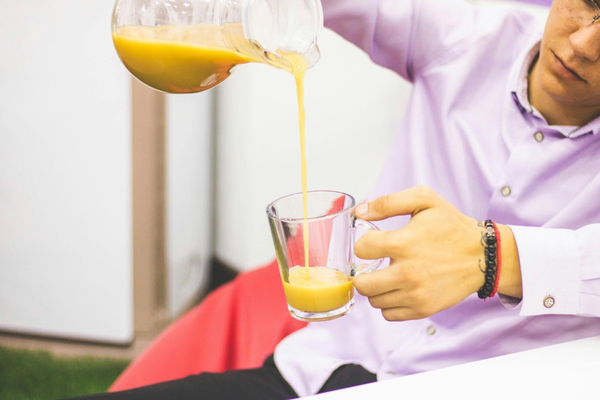 Experten empfehlen, Wassereis selbst aus frischem Saft herzustellen.