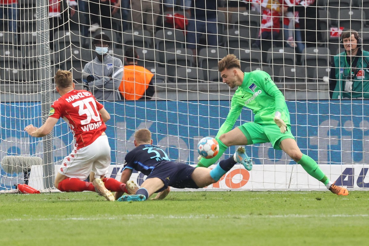 07.05.2022, Berliner Olympiastadion, Berlin, DEU, DFL, 1. FBL, Hertha BSC vs. Mainz 05, im Bild Marcel Lotka (Hertha BSC Berlin #37), Marton Dardai (Hertha BSC Berlin #31), Silvan Widmer (Mainz 05 #30 ...