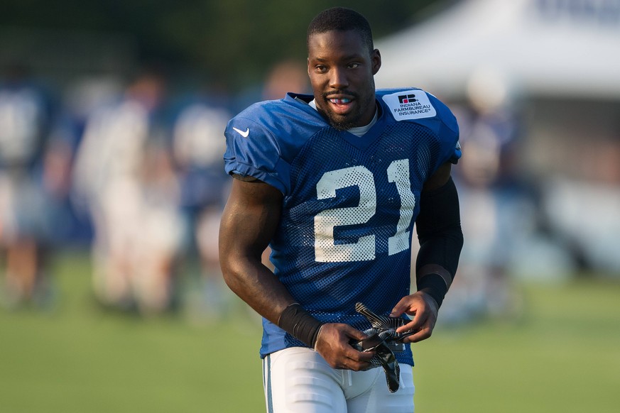 INDIANAPOLIS, IN - AUGUST 03: Indianapolis Colts cornerback Vontae Davis (21) warms up before the Indianapolis Colts training camp on August 3, 2017 at Lucas Oil Stadium in Indianapolis, IN. (Photo by ...