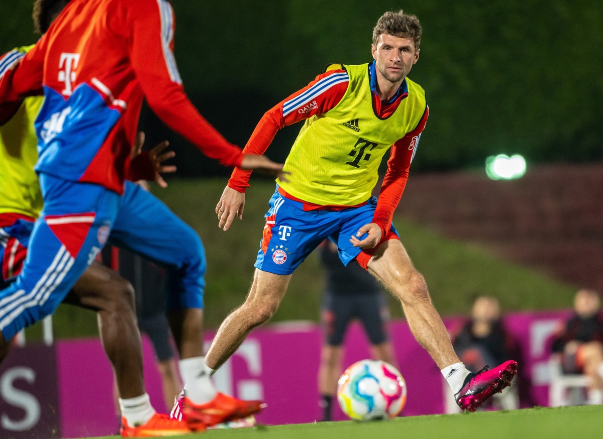 08.01.2023, Katar, Doha: Thomas Müller vom FC Bayern München während einer Übungseinheit im Aspira-Sportpark. Der FC Bayern München absolviert bis zum 12.01.2023 sein Winter-Trainingslager in Doha (Ka ...