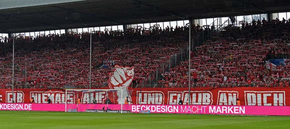 Fussball, Herren, 2. Bundesliga, Saison 2018/2019, (34. Spieltag), VfL Bochum 1848 - 1. FC Union Berlin, Fans von Union, Gib niemals auf, 19.05. 2019, *** Soccer, Men, 2 Bundesliga, Season 2018 2019,  ...