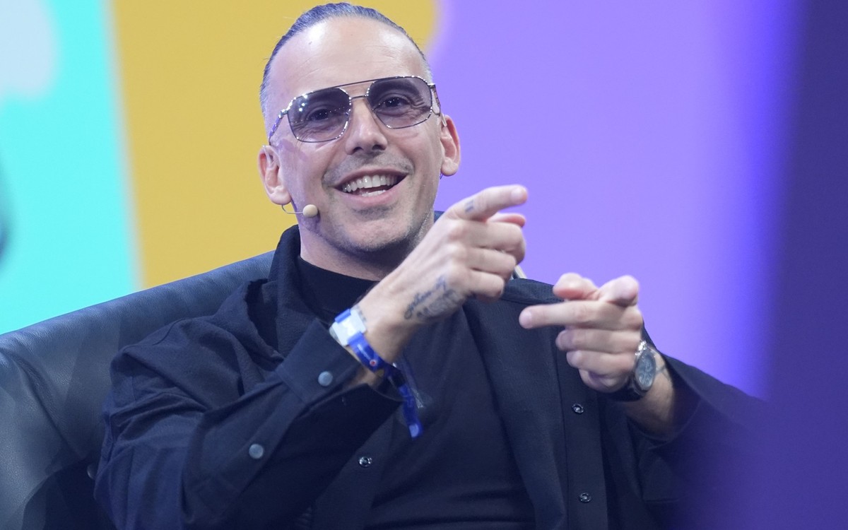 07.05.2025, Hamburg: RAF Camora, Musiker, spricht während der Digitalmesse OMR in den Messehallen der Hamburg Messe. Foto: Marcus Brandt/dpa +++ dpa-Bildfunk +++