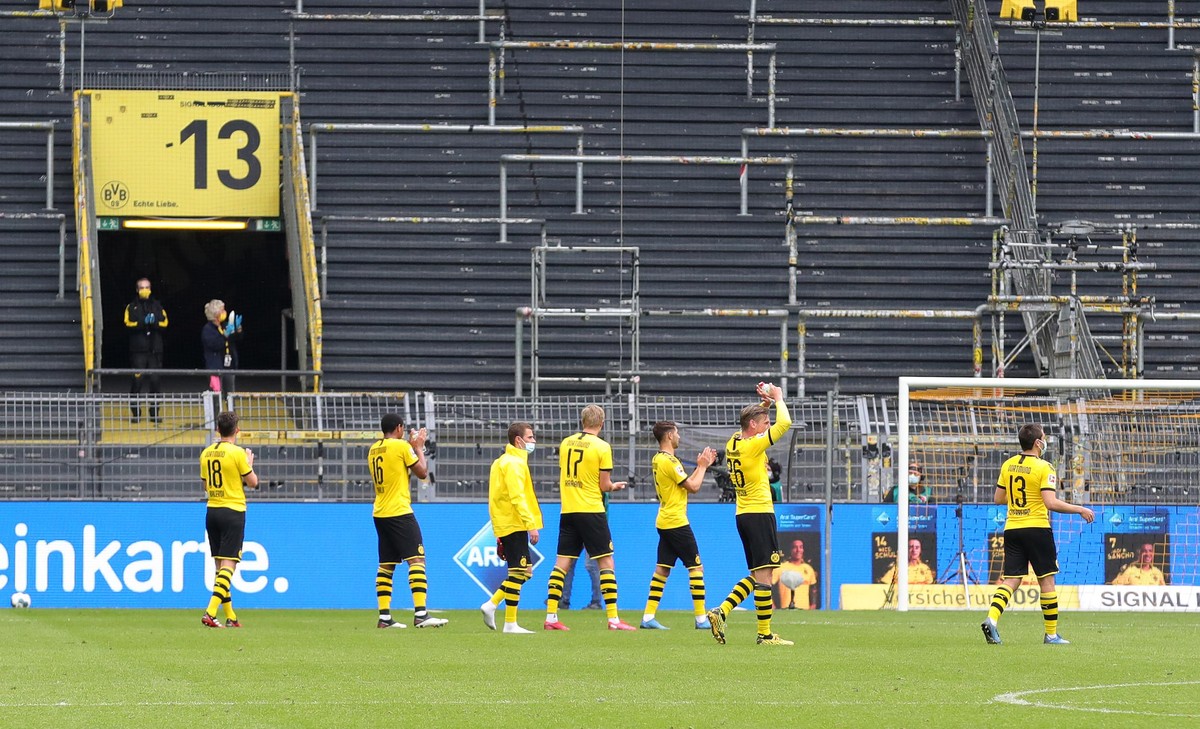 16.05.2020, Bundesland Nrw, Stadt Dortmund: Welle , Schlussjubel , la ola , laola , vor der leeren Südtribüne , Geisterspiel , leer , leere Sitze , Ränge , Tribüne , Stadion , Block , Witz , Humor , k ...