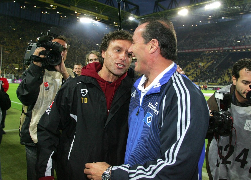 Thomas Doll traf 2007 als BVB-Trainer unter großem Medienrummel auf Huub Stevens, seinen Nachfolger beim HSV. Ob der "Knurrer von Kerkrade" hier lacht oder wegen des "dollen" Nackenschlags vor Schmerzen schreit, ist nicht ganz sicher. 
