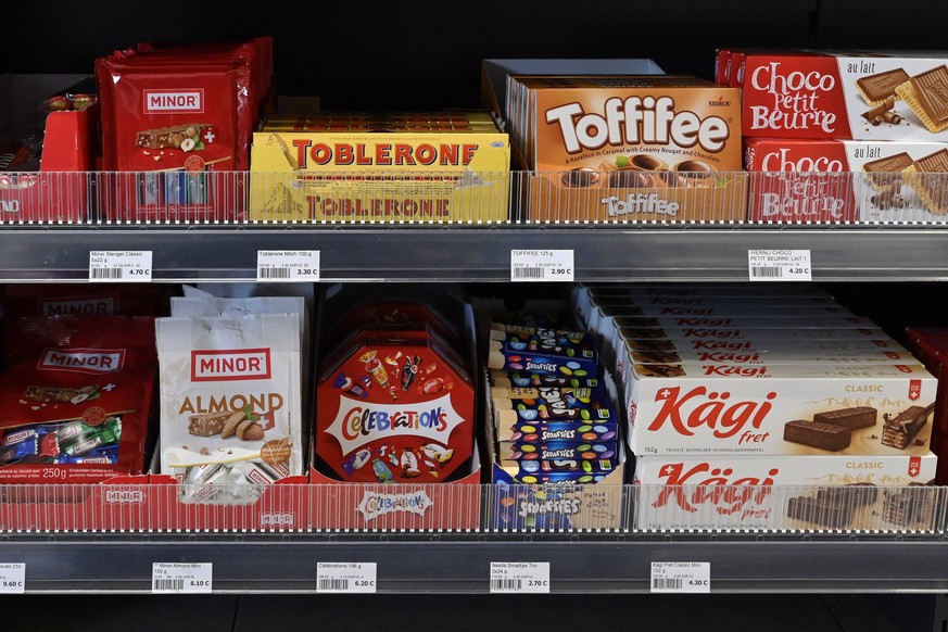 Verkaufsregal diverse Schokoladenprodukte Minor, Toblerone, Toffifee und Kägi, Schweiz, 18.02.2023 *** Sales shelf various chocolate products Minor, Toblerone, Toffifee and Kägi, Switzerland, 18 02 20 ...