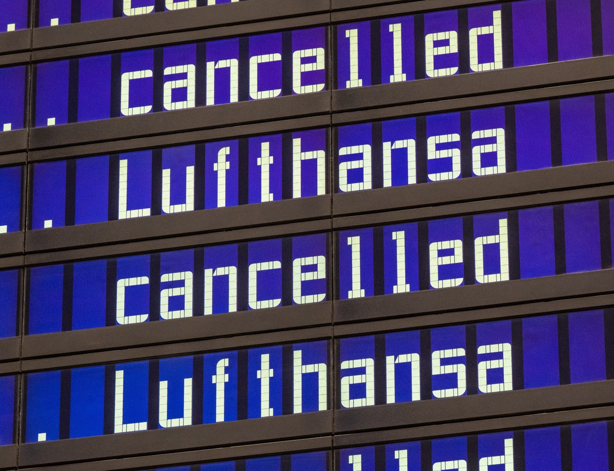 ARCHIV - 27.07.2022, Bayern, M�nchen: Anzeigentafeln zeigen �cancelled� und �Lufthansa� am Flughafen M�nchen an. Die Piloten der Lufthansa haben einen weiteren Streik bei der Airline beschlossen. Das ...